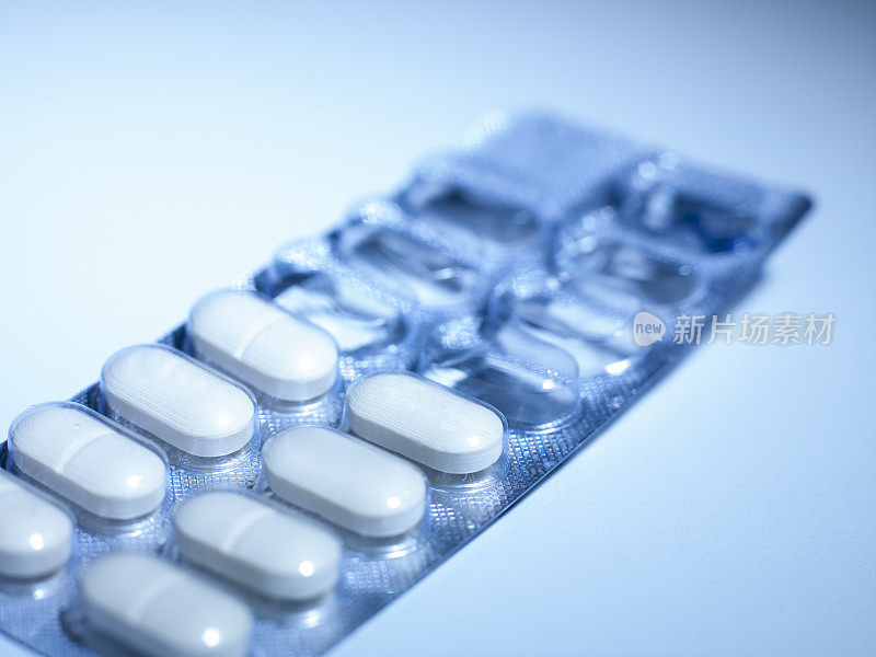 一堆白色的药片塑料包装药丸