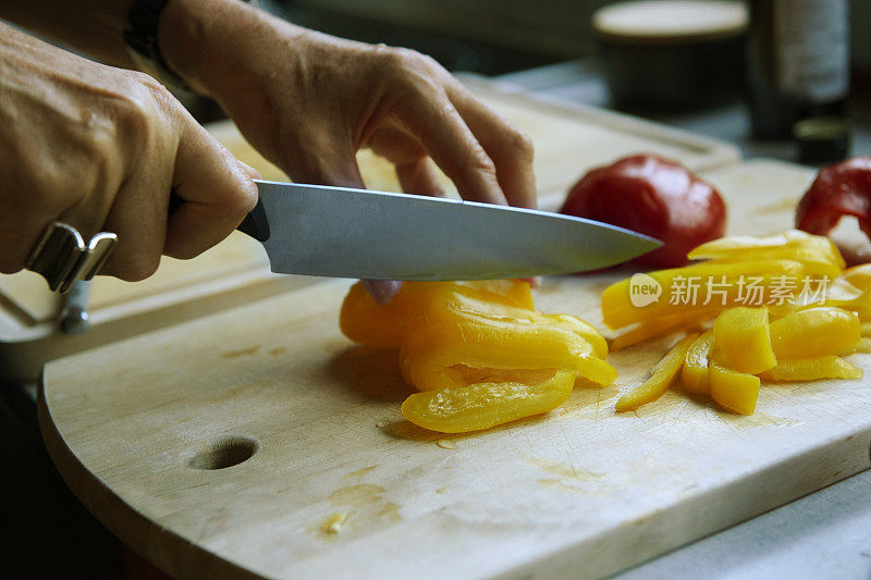 用蔬菜做饭的女人