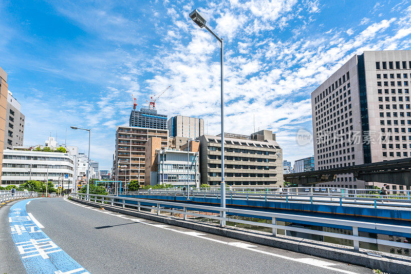 东京海边地区的高层办公楼和公寓楼