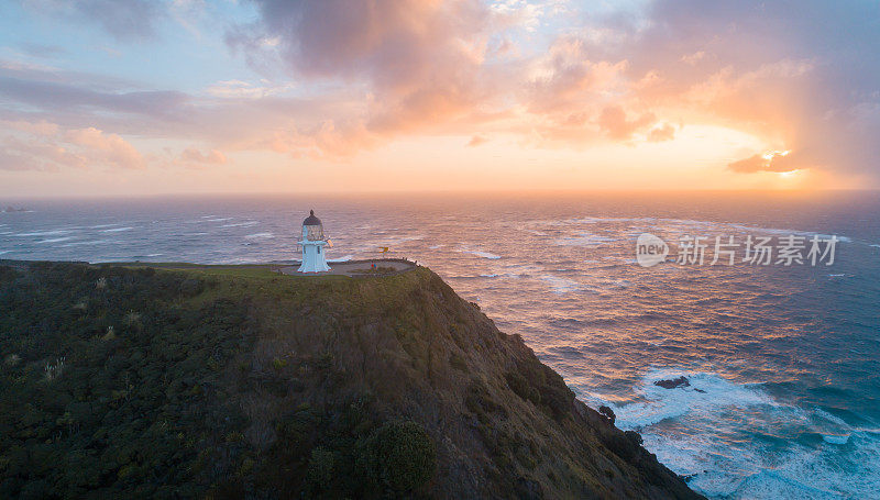 鸟瞰图的海角Reinga灯塔在日落。