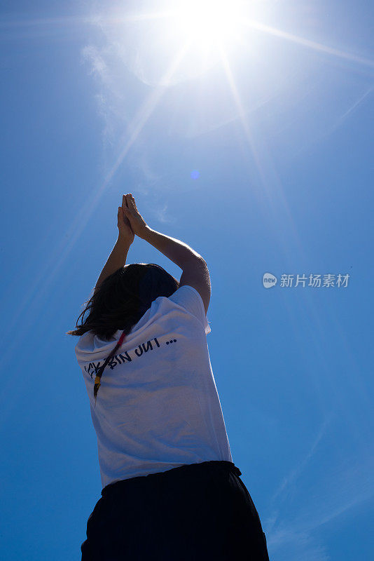 瑜伽女孩冥想和放松在瑜伽姿势