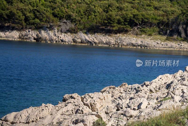 克罗地亚Mljet岛的岩石海岸