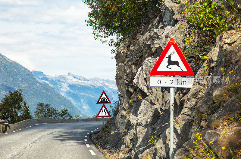 沿着Hardanerfjord道路。入口隧道。