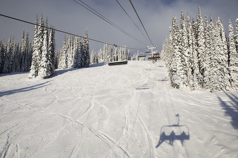 刚下完一场雪后，缆车正驶向滑雪坡