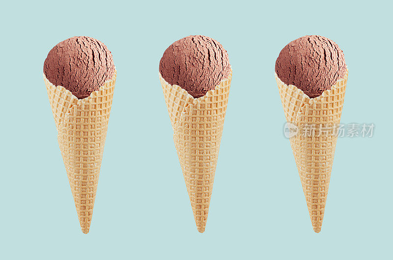三套巧克力冰淇淋脆华夫筒在柔和的绿色背景，模拟设计。