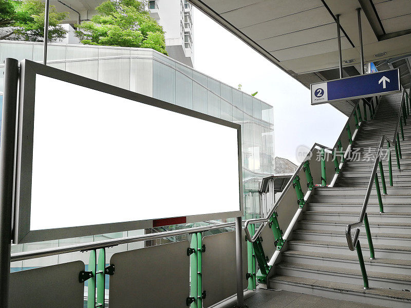 户外空白广告牌，公共信息板在轻轨站-广告概念