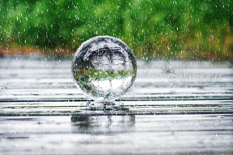 下雨天的水晶球反射