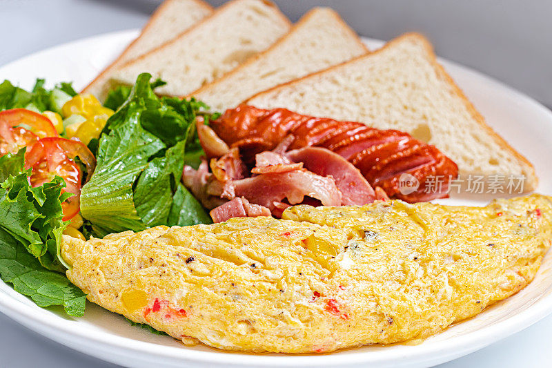 英式经典早餐，包括煎蛋，香肠，培根，沙拉和三明治