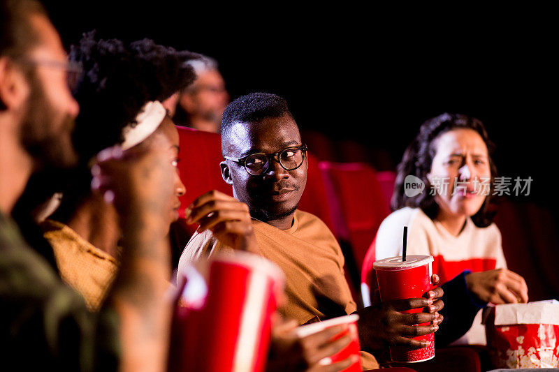 一群朋友一起在电影院看电影