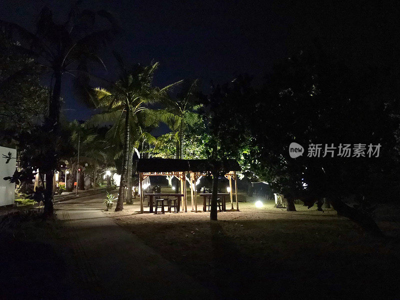 印尼巴厘岛的夜间沙努尔海滩