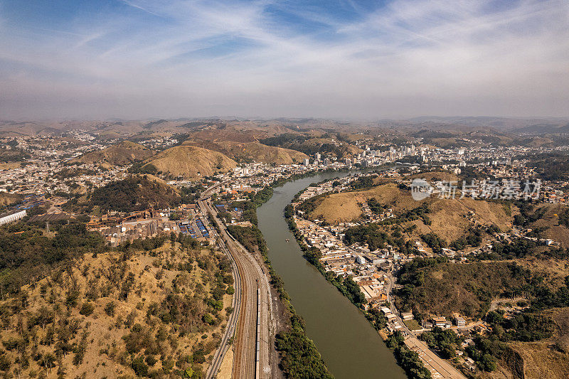鸟瞰帕莱巴河在巴拉曼萨，里约热内卢州