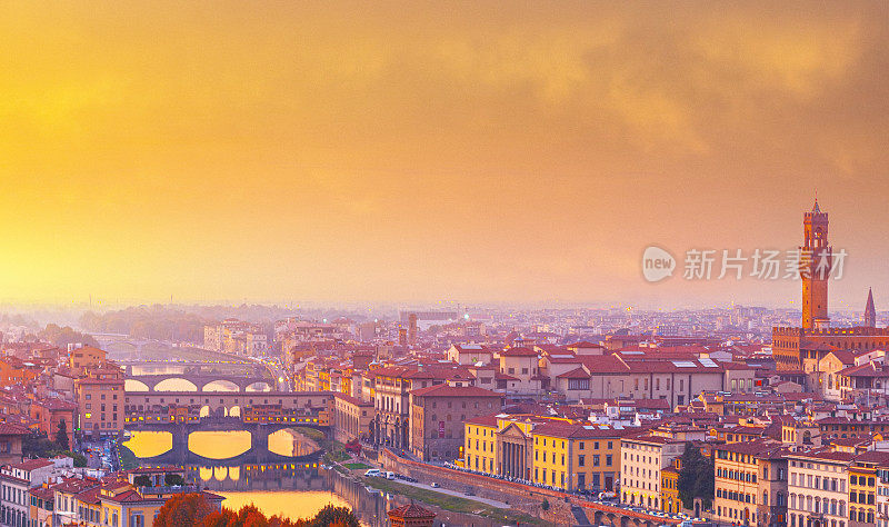 佛罗伦萨的城市景观:亚诺河、维奇奥桥和维奇奥宫的钟楼