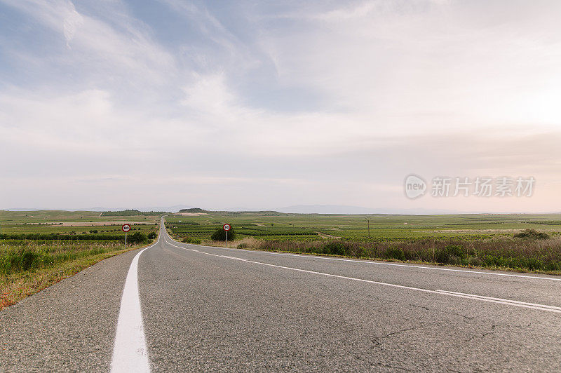 夕阳下的柏油路