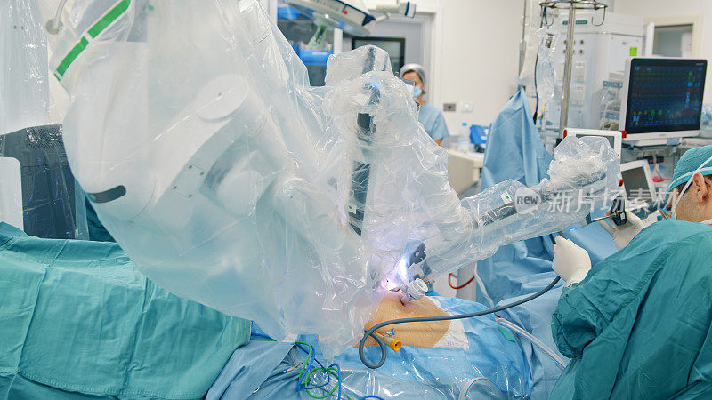 由医生和护士组成的团队在医疗机器人的参与下进行腹腔镜手术
