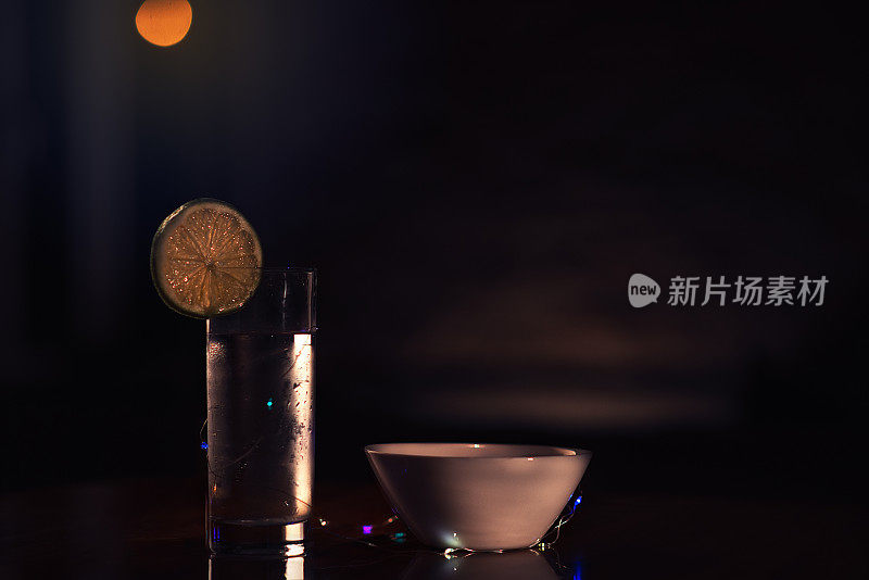 加柠檬水或酒精