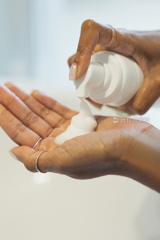 女性用泡沫洁面乳洗手