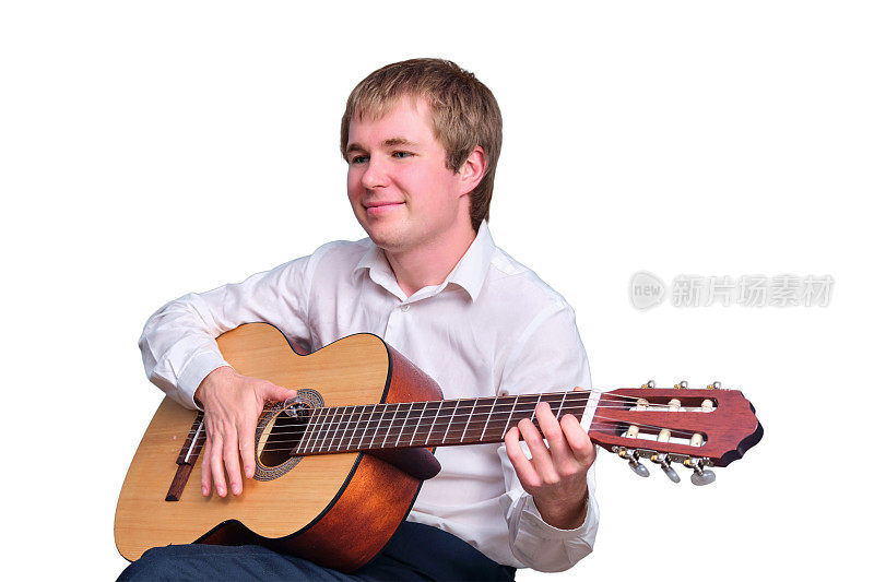 一个快乐的金发男子的肖像与原声吉他，孤立的白色背景