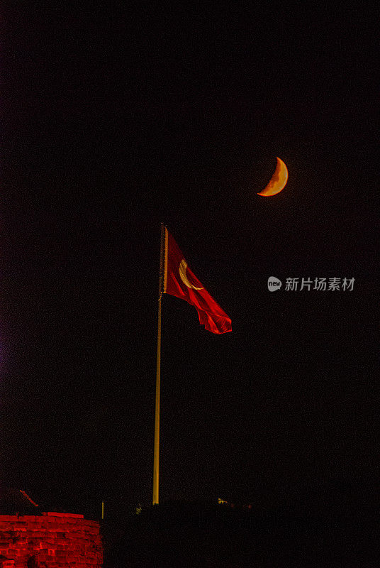 土耳其国旗在月亮的夜晚