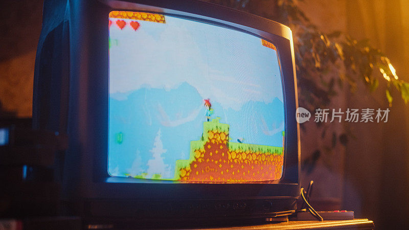 近距离镜头的复古电视机屏幕与八位八十年代启发游戏机街机视频游戏。任务加载，玩家杀死一个怪物，收集心脏和宝藏箱，并获胜。