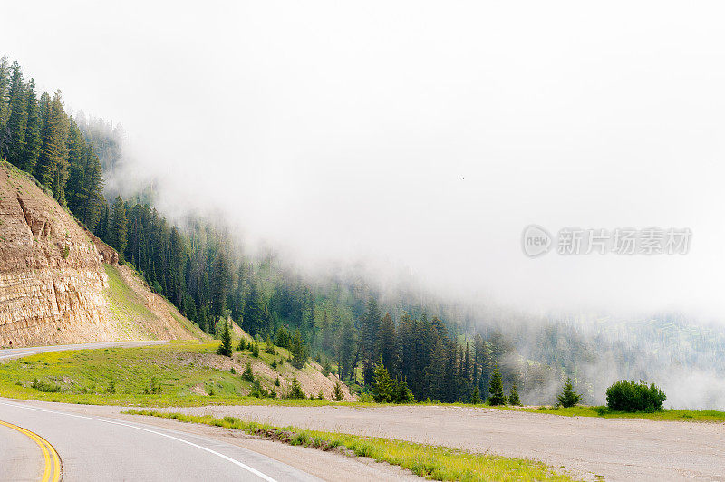 风景秀丽的公路旅行，在一个令人惊叹的国家公园的山路上