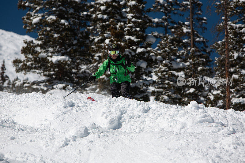 专业成熟的女性大亨在陡坡上滑雪。