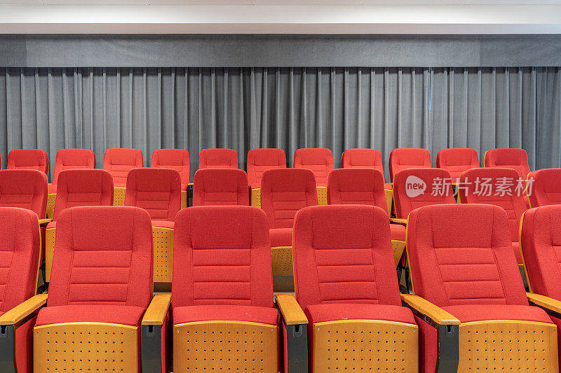 一排排整齐的红色沙发座椅