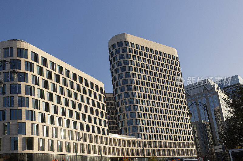 比利时布鲁塞尔街道上的现代建筑高层摩天大楼立面