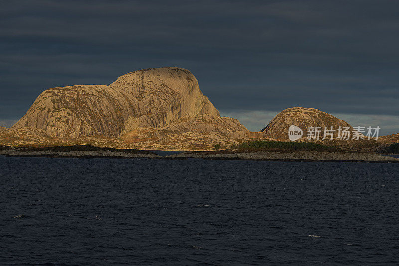 挪威的户外风光:从渡轮上俯瞰高山岛