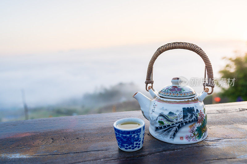 清晨热茶，伴着山中日出