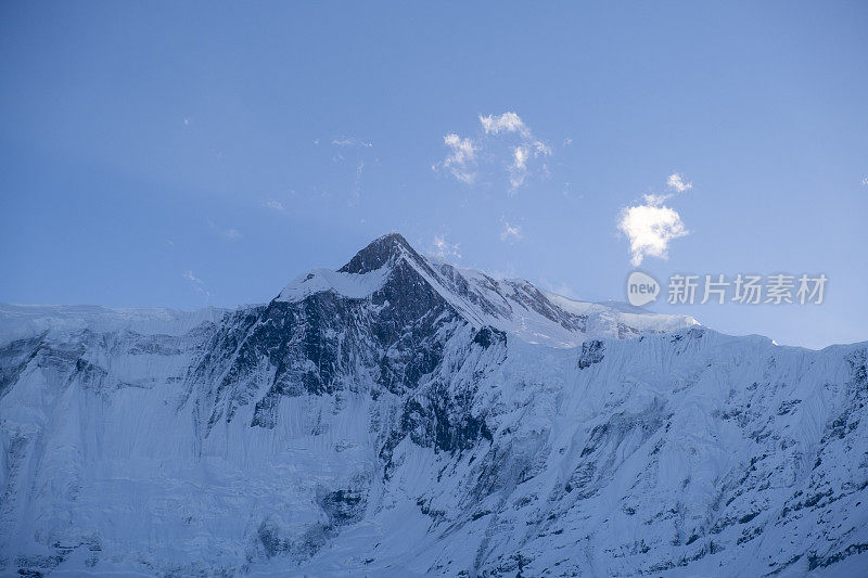 白雪覆盖的山峰映衬着晴朗的天空