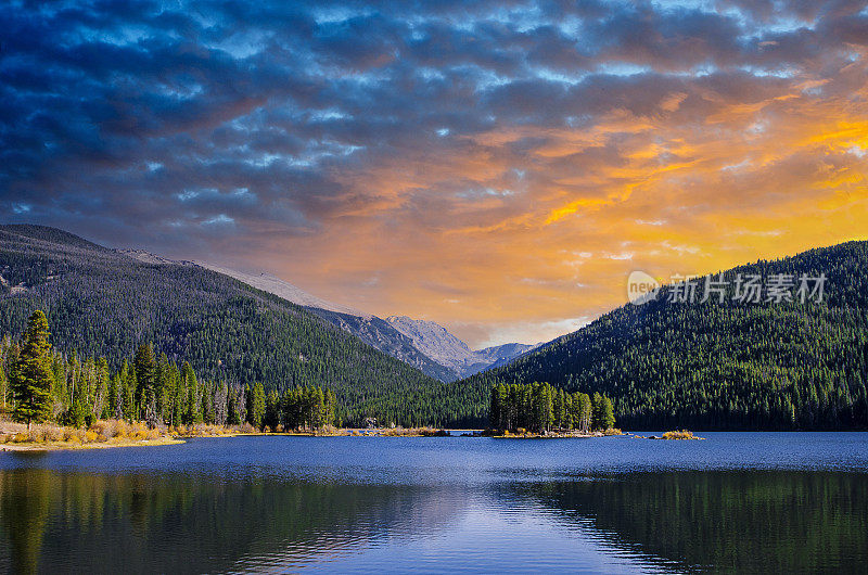 科罗拉多州落基山脉君主湖后面的日落
