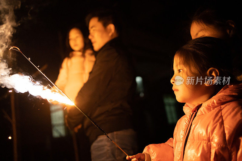 父母和孩子一起放烟花