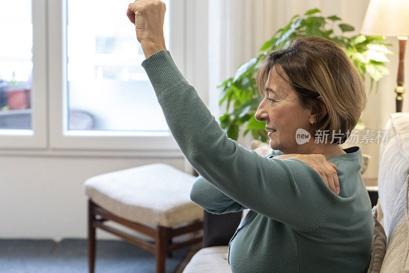 家中疼痛的老年妇女