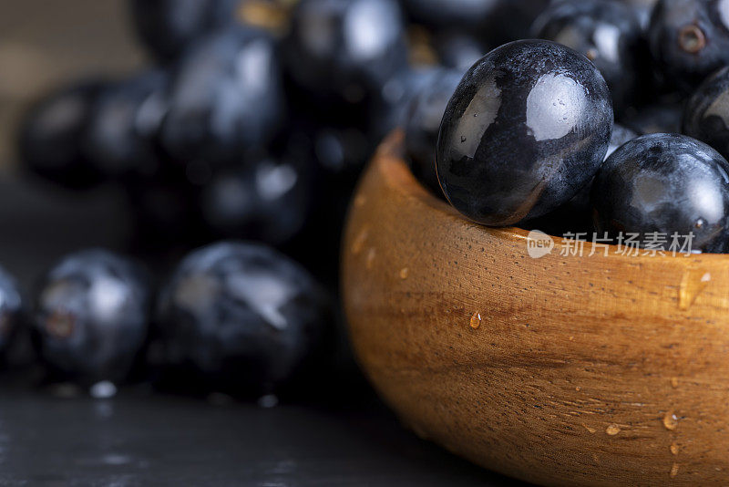 又甜又熟的黑葡萄沾满了水珠