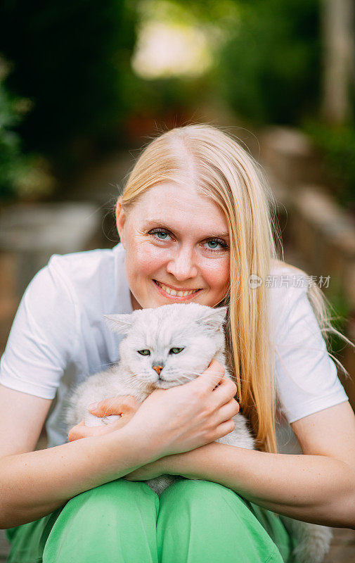 年轻女子和她漂亮的猫