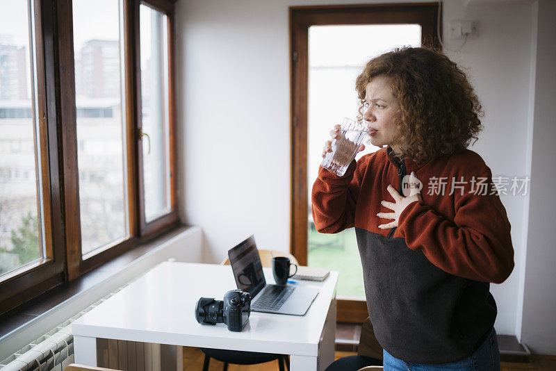 年轻女子在家工作时胸痛