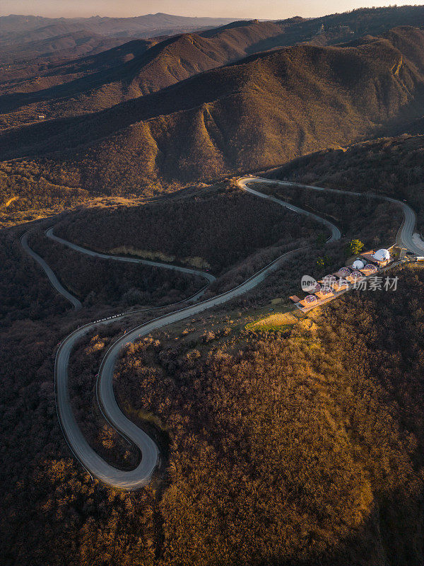 山中蜿蜒道路的鸟瞰图