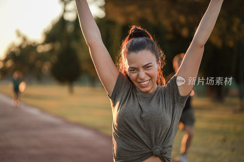 年轻凶悍的健身老师展示她的精神