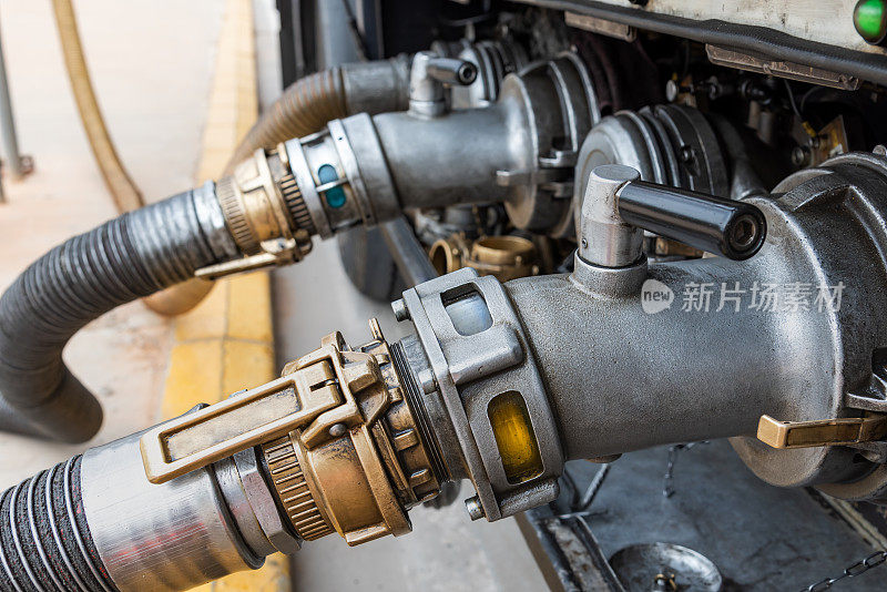 安装在油罐车口的装置，用于连接排放软管，在后台排放柴油和汽油。