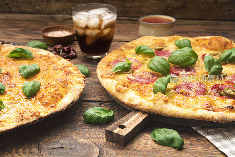 美味的披萨直接从烤箱里拿出来放在木桌上