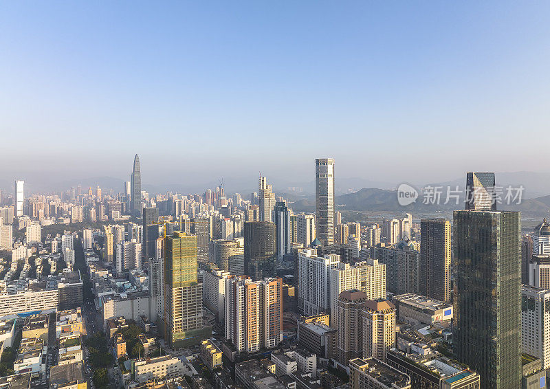 在中国的白天，深圳CBD的天际线鸟瞰图