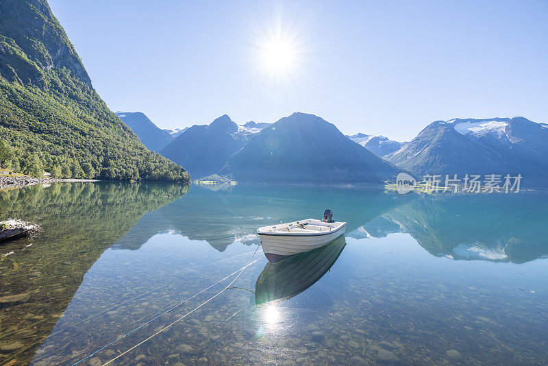 挪威高山湖上漂浮的小船，水面的倒影
