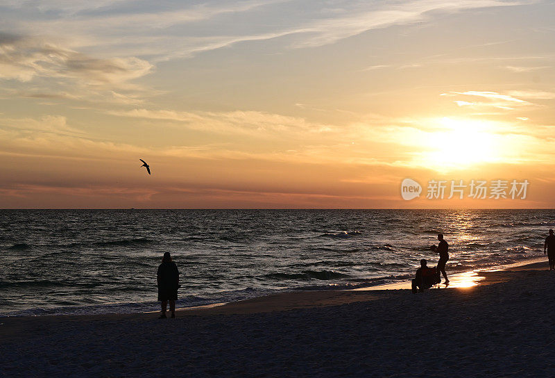 日落时分海滩上的游客