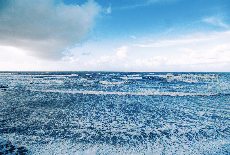 风大浪急的海面