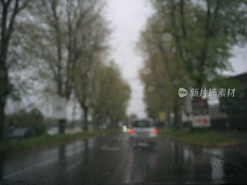 雨滴落在汽车上