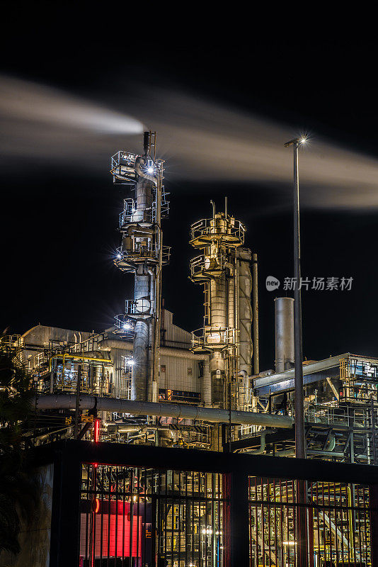 石化油气精炼厂夜间作业