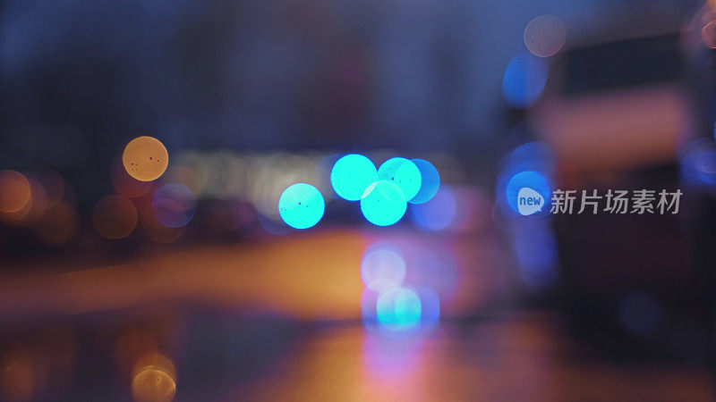 警车车顶频闪灯在雨夜干预时发出蓝光