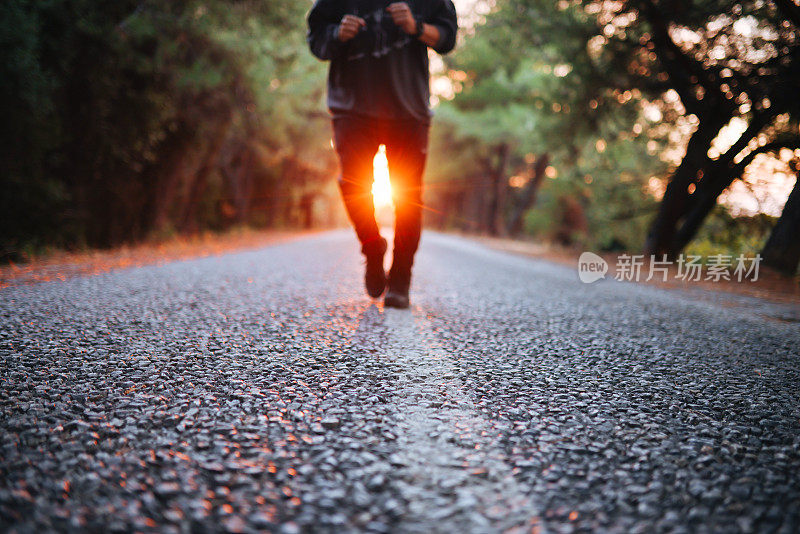 男越野跑运动员在山路上的裁剪视图