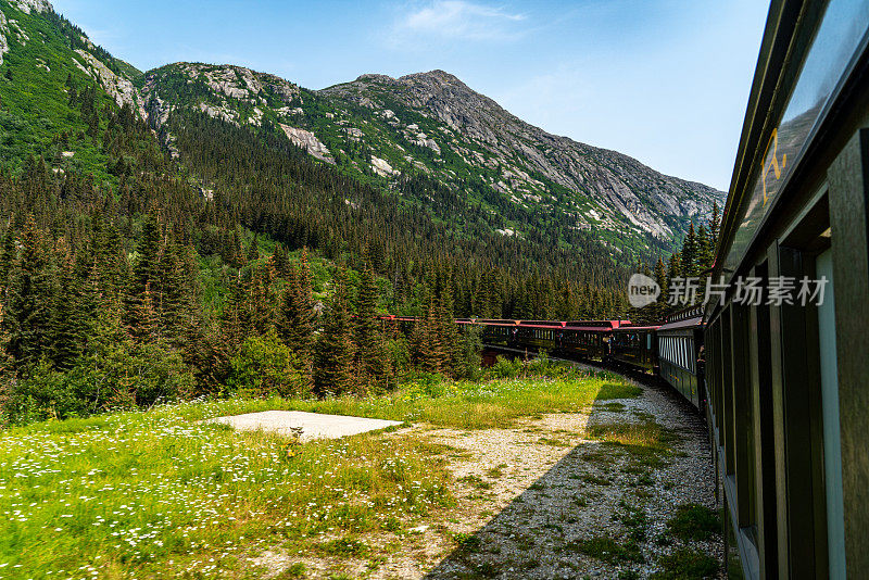 美国阿拉斯加州怀特山口山顶游览列车。