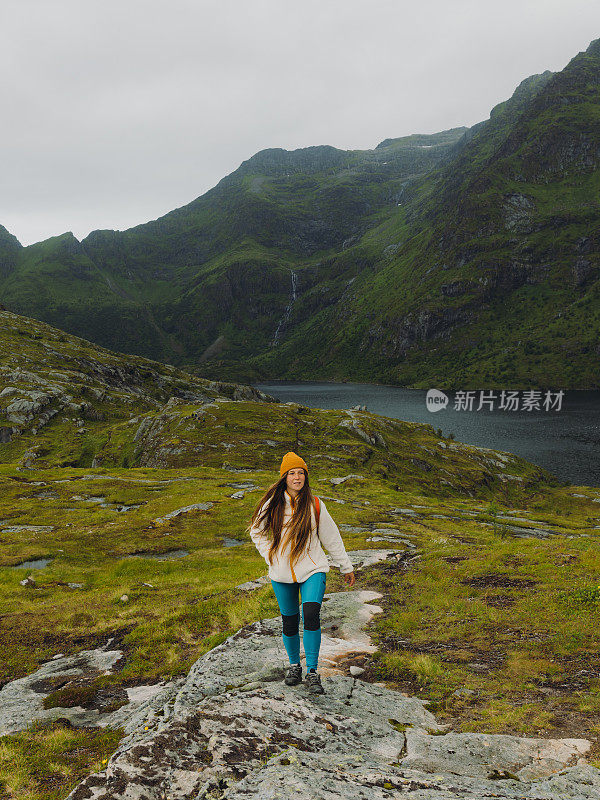 一位女背包客在罗弗敦群岛上考虑夏天的户外活动